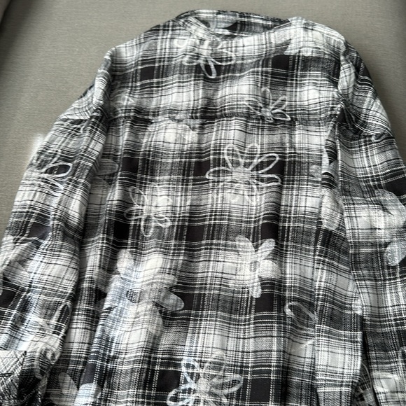 Girls plaid shirt. Size XL - Picture 2 of 4
